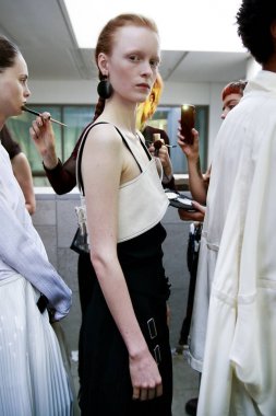Milan, İtalya - 23 Eylül: Manken sahne arkasında Jil Sander gösteri öncesinde, Milano, İtalya Milano moda hafta ilkbahar/yaz 2018 üzerinde 23 Eylül 2017 sırasında görülür.