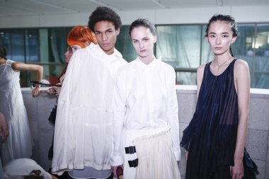 Milan, İtalya - 23 Eylül: Modelleri sahne arkasında Jil Sander gösteri öncesinde, Milano, İtalya Milano moda hafta ilkbahar/yaz 2018 üzerinde 23 Eylül 2017 sırasında görülür.