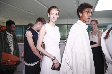 Milan, İtalya - 23 Eylül: Modelleri sahne arkasında Jil Sander gösteri öncesinde, Milano, İtalya Milano moda hafta ilkbahar/yaz 2018 üzerinde 23 Eylül 2017 sırasında görülür.