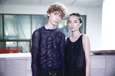 Milan, İtalya - 23 Eylül: Modelleri sahne arkasında Jil Sander gösteri öncesinde, Milano, İtalya Milano moda hafta ilkbahar/yaz 2018 üzerinde 23 Eylül 2017 sırasında görülür.