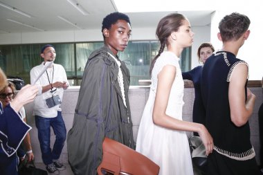 Milan, İtalya - 23 Eylül: Modelleri sahne arkasında Jil Sander gösteri öncesinde, Milano, İtalya Milano moda hafta ilkbahar/yaz 2018 üzerinde 23 Eylül 2017 sırasında görülür.