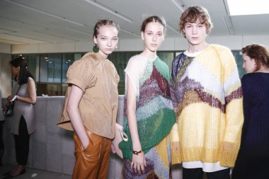 Milan, İtalya - 23 Eylül: Modelleri sahne arkasında Jil Sander gösteri öncesinde, Milano, İtalya Milano moda hafta ilkbahar/yaz 2018 üzerinde 23 Eylül 2017 sırasında görülür.