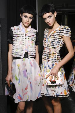 Milan, İtalya - 22 Eylül: Modelleri sahne arkasında Giorgio Armani gösteri öncesinde, Milano, İtalya Milano moda hafta ilkbahar/yaz 2018 üzerinde 22 Eylül 2017 sırasında görülür.