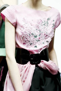 Milan, İtalya - 22 Eylül: Manken sahne arkasında Giorgio Armani gösteri öncesinde, Milano, İtalya Milano moda hafta ilkbahar/yaz 2018 üzerinde 22 Eylül 2017 sırasında görülür.