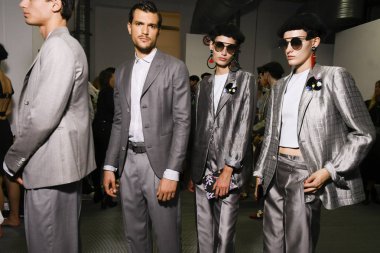 Milan, İtalya - 22 Eylül: Modelleri sahne arkasında Giorgio Armani gösteri öncesinde, Milano, İtalya Milano moda hafta ilkbahar/yaz 2018 üzerinde 22 Eylül 2017 sırasında görülür.