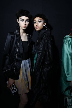 Milan, İtalya - 22 Eylül: Modelleri sahne arkasında Giorgio Armani gösteri öncesinde, Milano, İtalya Milano moda hafta ilkbahar/yaz 2018 üzerinde 22 Eylül 2017 sırasında görülür.