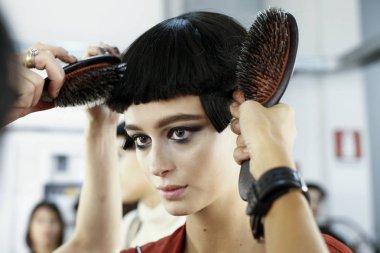 Milan, İtalya - 22 Eylül: bir model Milan moda hafta ilkbahar/yaz 2018 üzerinde 22 Eylül 2017 sırasında Milan, İtalya'da sahne arkasında Giorgio Armani gösteriden önce hazırlanıyor.