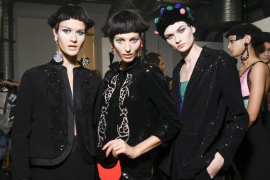 Milan, İtalya - 22 Eylül: Modelleri sahne arkasında Giorgio Armani gösteri öncesinde, Milano, İtalya Milano moda hafta ilkbahar/yaz 2018 üzerinde 22 Eylül 2017 sırasında görülür.