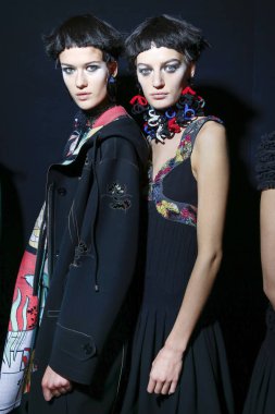 Milan, İtalya - 22 Eylül: Modelleri sahne arkasında Giorgio Armani gösteri öncesinde, Milano, İtalya Milano moda hafta ilkbahar/yaz 2018 üzerinde 22 Eylül 2017 sırasında görülür.