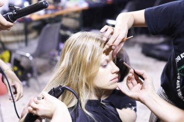 Milan, İtalya - 21 Eylül: bir model Cenny göstermeden önce Milan, İtalya Milano moda hafta ilkbahar/yaz 2018 üzerinde 21 Eylül 2017 sırasında kuliste hazırlanıyor.