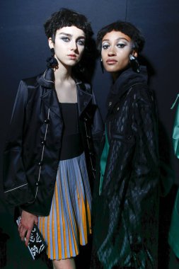 Milan, İtalya - 22 Eylül: Modelleri sahne arkasında Giorgio Armani gösteri öncesinde, Milano, İtalya Milano moda hafta ilkbahar/yaz 2018 üzerinde 22 Eylül 2017 sırasında görülür.