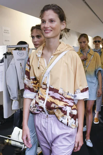 Milan Italy September Model Seen Backstage Ahead Tods Show Milan — Stock Photo, Image