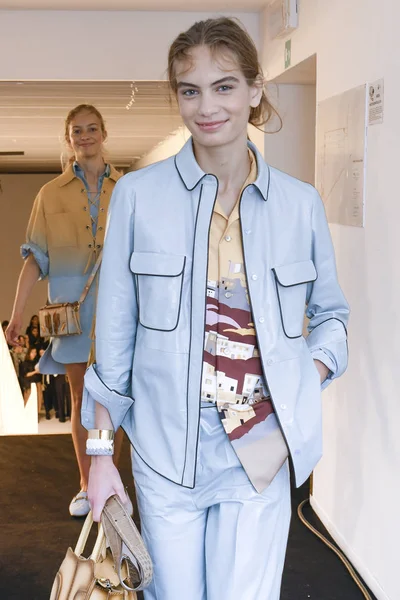 Milan Italy September Model Seen Backstage Ahead Tods Show Milan — Stock Photo, Image