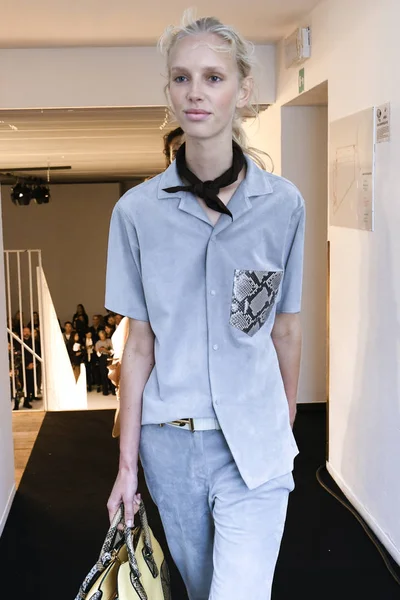 Milan Italy September Model Seen Backstage Ahead Tods Show Milan — Stock Photo, Image