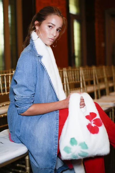 Mediolan Włochy Września Model Jest Postrzegana Kulisami Przed Pokaż Simonetta — Zdjęcie stockowe