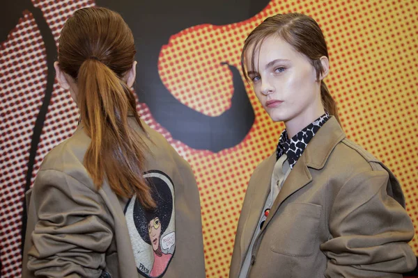 Milan Italië September Modellen Backstage Worden Gezien Voor Prada Show — Stockfoto