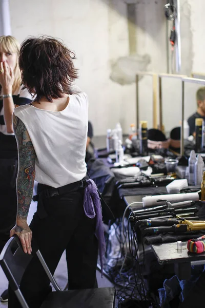 Milan Italie Septembre Mannequin Est Coulisses Avant Défilé Lors Fashion — Photo