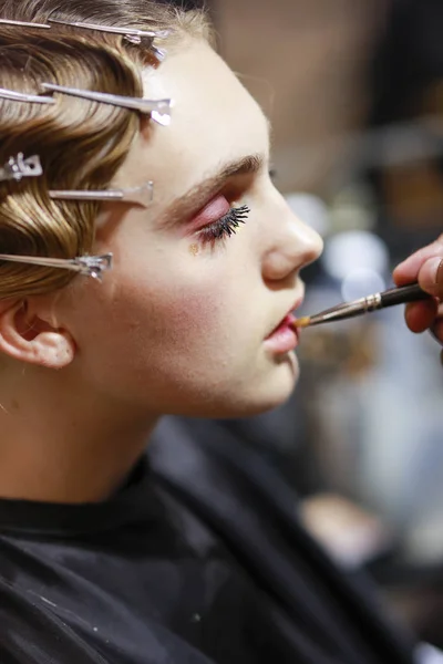 Milão Itália Setembro Modelo Está Preparando Nos Bastidores Antes Desfile — Fotografia de Stock