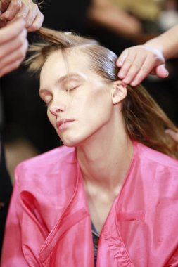 Milan, İtalya - 23 Eylül: bir model üzerinde 23 Eylül 2017 Milan moda hafta ilkbahar/yaz 2018 sırasında Milan, İtalya Gabriele Colangelo gösteriden önce sahne arkasında hazırlanıyor.