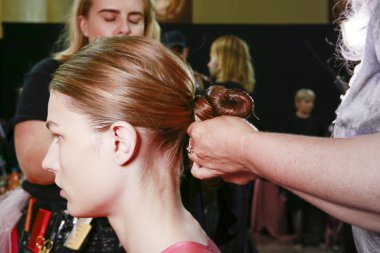 Milan, İtalya - 23 Eylül: bir model üzerinde 23 Eylül 2017 Milan moda hafta ilkbahar/yaz 2018 sırasında Milan, İtalya Gabriele Colangelo gösteriden önce sahne arkasında hazırlanıyor.