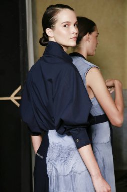 Milan, İtalya - 23 Eylül: Manken sahne arkasında Gabriele Colangelo gösteri öncesinde, Milano, İtalya Milano moda hafta ilkbahar/yaz 2018 üzerinde 23 Eylül 2017 sırasında görülür.