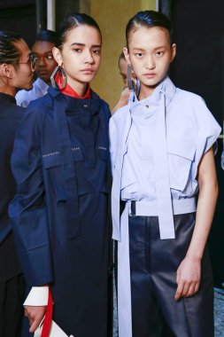 Milan, İtalya - 23 Eylül: Modelleri sahne arkasında Gabriele Colangelo gösteri öncesinde, Milano, İtalya Milano moda hafta ilkbahar/yaz 2018 üzerinde 23 Eylül 2017 sırasında görülür.