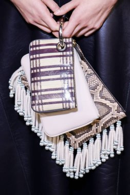 Milan, İtalya - 21 Eylül: Manken sahne arkasında Fendi gösteri öncesinde, Milano, İtalya Milano moda hafta ilkbahar/yaz 2018 üzerinde 21 Eylül 2017 sırasında görülür.