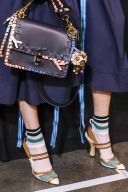 Milan, İtalya - 21 Eylül: Manken sahne arkasında Fendi gösteri öncesinde, Milano, İtalya Milano moda hafta ilkbahar/yaz 2018 üzerinde 21 Eylül 2017 sırasında görülür.
