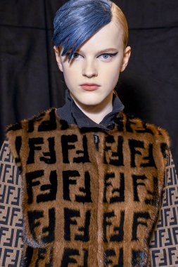 Milan, İtalya - 21 Eylül: Manken sahne arkasında Fendi gösteri öncesinde, Milano, İtalya Milano moda hafta ilkbahar/yaz 2018 üzerinde 21 Eylül 2017 sırasında görülür.