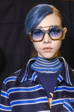 Milan, İtalya - 21 Eylül: Manken sahne arkasında Fendi gösteri öncesinde, Milano, İtalya Milano moda hafta ilkbahar/yaz 2018 üzerinde 21 Eylül 2017 sırasında görülür.