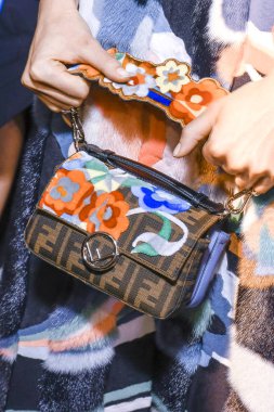 Milan, İtalya - 21 Eylül: Manken sahne arkasında Fendi gösteri öncesinde, Milano, İtalya Milano moda hafta ilkbahar/yaz 2018 üzerinde 21 Eylül 2017 sırasında görülür.