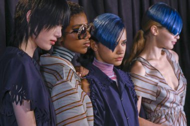 Milan, İtalya - 21 Eylül: Manken sahne arkasında Fendi gösteri öncesinde, Milano, İtalya Milano moda hafta ilkbahar/yaz 2018 üzerinde 21 Eylül 2017 sırasında görülür.