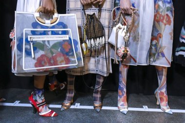 Milan, İtalya - 21 Eylül: Manken sahne arkasında Fendi gösteri öncesinde, Milano, İtalya Milano moda hafta ilkbahar/yaz 2018 üzerinde 21 Eylül 2017 sırasında görülür.