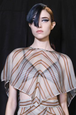 Milan, İtalya - 21 Eylül: Manken sahne arkasında Fendi gösteri öncesinde, Milano, İtalya Milano moda hafta ilkbahar/yaz 2018 üzerinde 21 Eylül 2017 sırasında görülür.