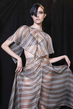 Milan, İtalya - 21 Eylül: Manken sahne arkasında Fendi gösteri öncesinde, Milano, İtalya Milano moda hafta ilkbahar/yaz 2018 üzerinde 21 Eylül 2017 sırasında görülür.