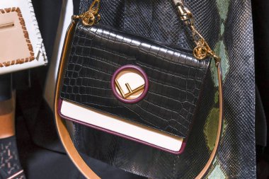 Milan, İtalya - 21 Eylül: Manken sahne arkasında Fendi gösteri öncesinde, Milano, İtalya Milano moda hafta ilkbahar/yaz 2018 üzerinde 21 Eylül 2017 sırasında görülür.