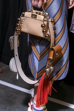 Milan, İtalya - 21 Eylül: Manken sahne arkasında Fendi gösteri öncesinde, Milano, İtalya Milano moda hafta ilkbahar/yaz 2018 üzerinde 21 Eylül 2017 sırasında görülür.
