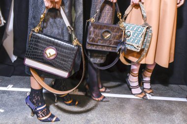Milan, İtalya - 21 Eylül: Manken sahne arkasında Fendi gösteri öncesinde, Milano, İtalya Milano moda hafta ilkbahar/yaz 2018 üzerinde 21 Eylül 2017 sırasında görülür.