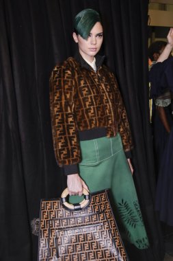 Milan, İtalya - 21 Eylül: Manken sahne arkasında Fendi gösteri öncesinde, Milano, İtalya Milano moda hafta ilkbahar/yaz 2018 üzerinde 21 Eylül 2017 sırasında görülür.