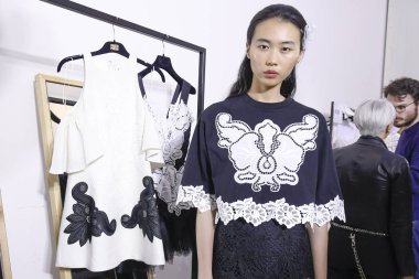 Milan, İtalya - 20 Eylül: Manken sahne arkasında Fausto Puglisi gösteri öncesinde, Milano, İtalya Milano moda hafta ilkbahar/yaz 2018 üzerinde 20 Eylül 2017 sırasında görülür.