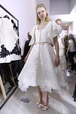 Milan, İtalya - 20 Eylül: Manken sahne arkasında Fausto Puglisi gösteri öncesinde, Milano, İtalya Milano moda hafta ilkbahar/yaz 2018 üzerinde 20 Eylül 2017 sırasında görülür.