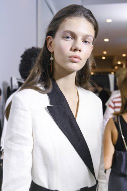 Milan, İtalya - 20 Eylül: Manken sahne arkasında Fausto Puglisi gösteri öncesinde, Milano, İtalya Milano moda hafta ilkbahar/yaz 2018 üzerinde 20 Eylül 2017 sırasında görülür.