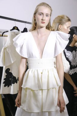 Milan, İtalya - 20 Eylül: Manken sahne arkasında Fausto Puglisi gösteri öncesinde, Milano, İtalya Milano moda hafta ilkbahar/yaz 2018 üzerinde 20 Eylül 2017 sırasında görülür.