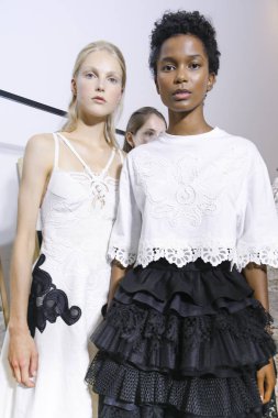 Milan, İtalya - 20 Eylül: Modelleri sahne arkasında Fausto Puglisi gösteri öncesinde, Milano, İtalya Milano moda hafta ilkbahar/yaz 2018 üzerinde 20 Eylül 2017 sırasında görülür.