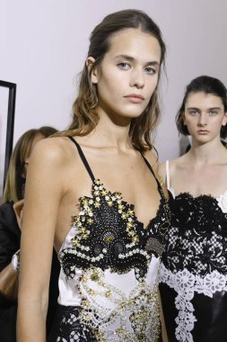 Milan, İtalya - 20 Eylül: Manken sahne arkasında Fausto Puglisi gösteri öncesinde, Milano, İtalya Milano moda hafta ilkbahar/yaz 2018 üzerinde 20 Eylül 2017 sırasında görülür.