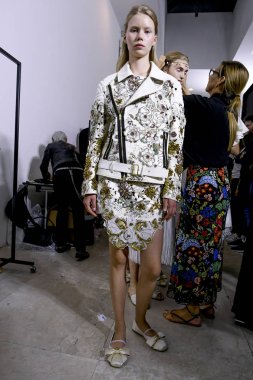 Milan, İtalya - 20 Eylül: Manken sahne arkasında Fausto Puglisi gösteri öncesinde, Milano, İtalya Milano moda hafta ilkbahar/yaz 2018 üzerinde 20 Eylül 2017 sırasında görülür.