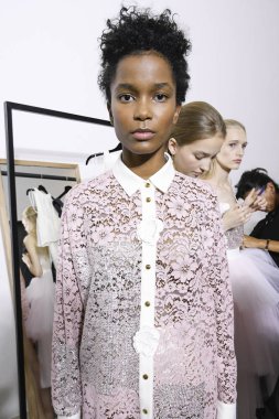 Milan, İtalya - 20 Eylül: Manken sahne arkasında Fausto Puglisi gösteri öncesinde, Milano, İtalya Milano moda hafta ilkbahar/yaz 2018 üzerinde 20 Eylül 2017 sırasında görülür.