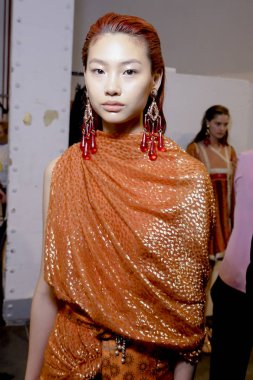 Milan, İtalya - 22 Eylül: Manken sahne arkasında Etro gösteri öncesinde, Milano, İtalya Milano moda hafta ilkbahar/yaz 2018 üzerinde 22 Eylül 2017 sırasında görülür.