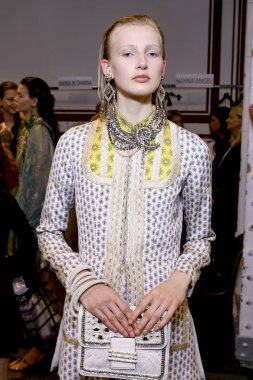 Milan, İtalya - 22 Eylül: Manken sahne arkasında Etro gösteri öncesinde, Milano, İtalya Milano moda hafta ilkbahar/yaz 2018 üzerinde 22 Eylül 2017 sırasında görülür.