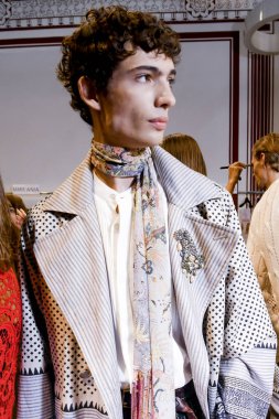 Milan, İtalya - 22 Eylül: Manken sahne arkasında Etro gösteri öncesinde, Milano, İtalya Milano moda hafta ilkbahar/yaz 2018 üzerinde 22 Eylül 2017 sırasında görülür.